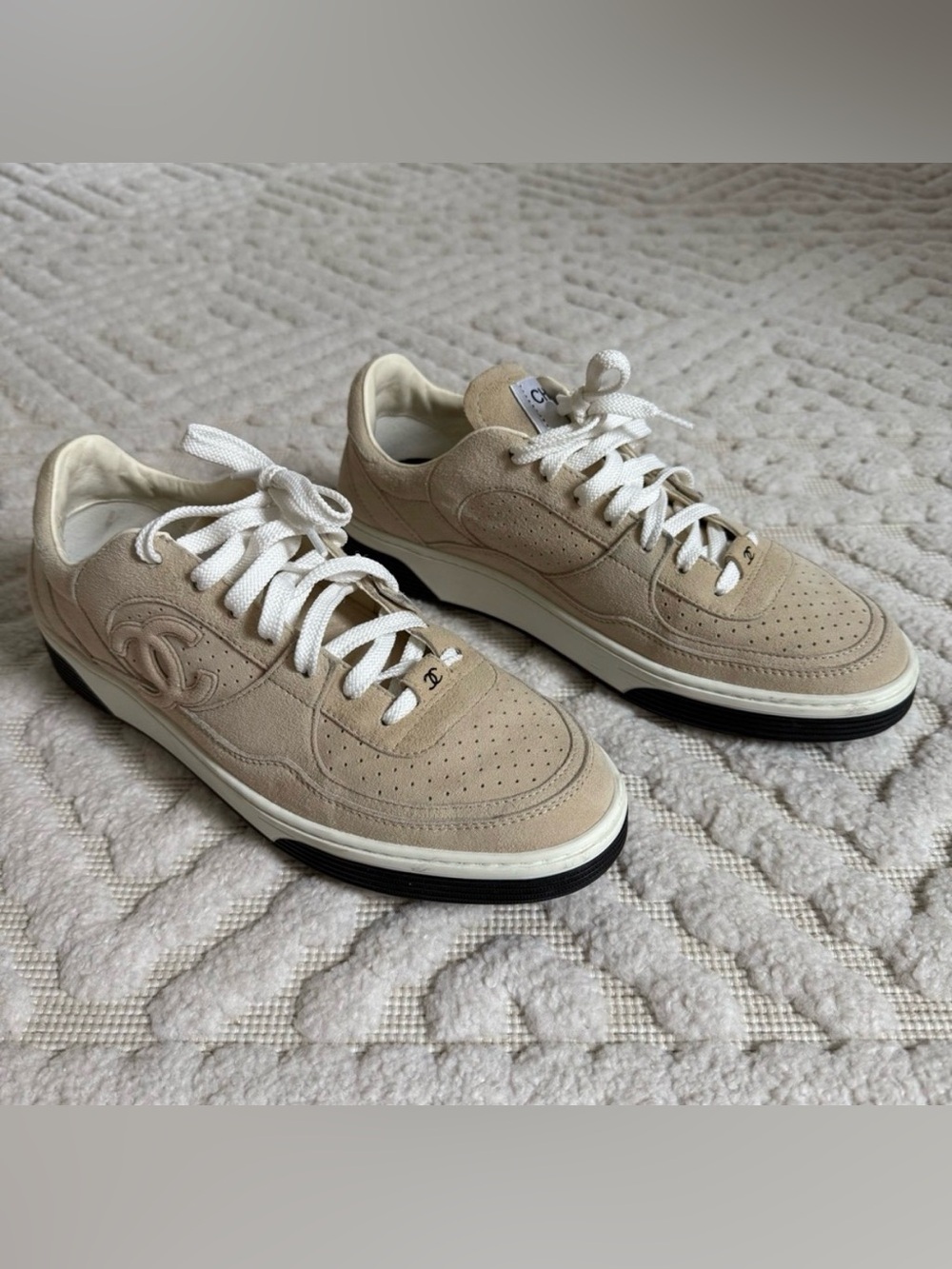 Chanel CC Logo Light Beige Suede Sneakers Size 41 G45079 NP504